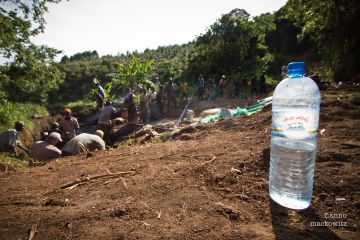 Bau einer Quellfassung in Tansania