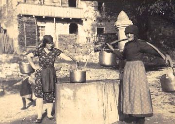 Wasserträgerinnen auf dem Land